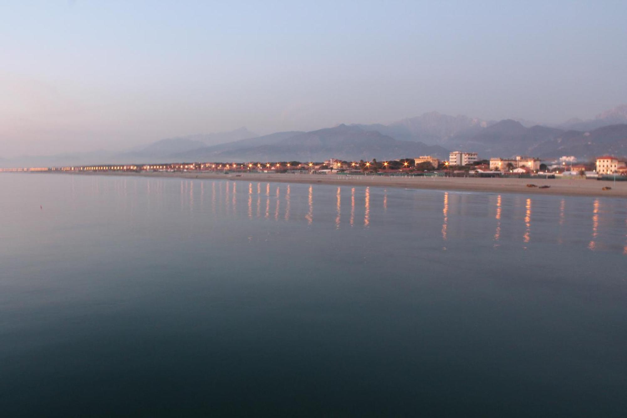 Hotel Azzurra Marina di Pietrasanta Εξωτερικό φωτογραφία