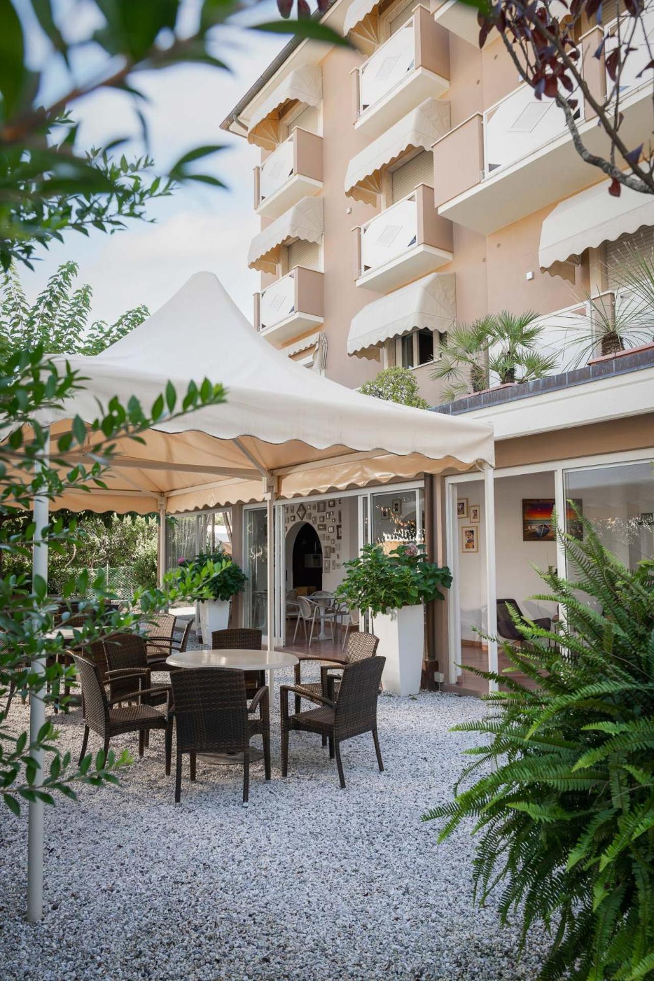 Hotel Azzurra Marina di Pietrasanta Εξωτερικό φωτογραφία